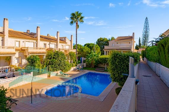Large bungalow in Albir, perfect for families