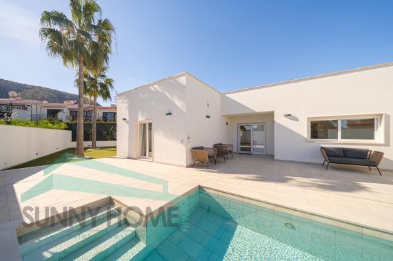 Grote vrijstaande villa op één niveau in L'Albir
