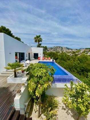 Moderne gelijkvloerse villa met veel privacy in Benissa