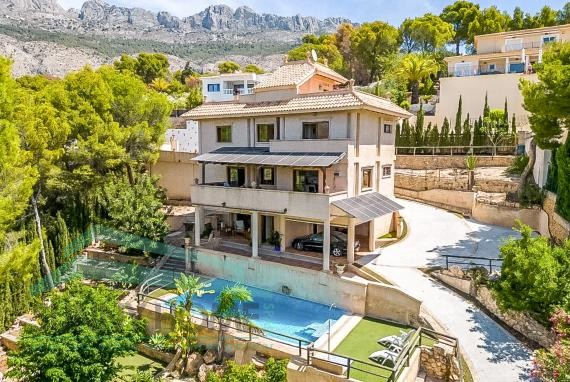 Prachtige Villa in La Nucía met grote tuin. 