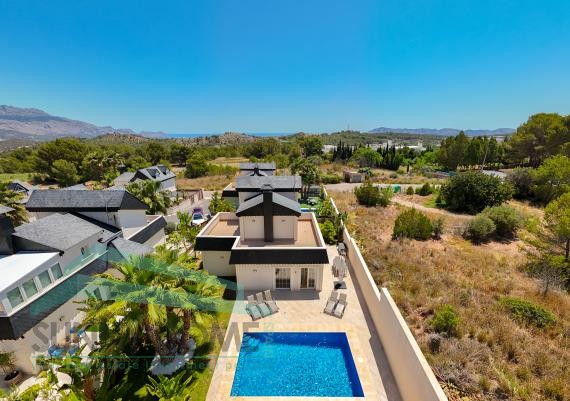 Villa moderna con vistas panorámicas a la montaña y piscina privada en Polop