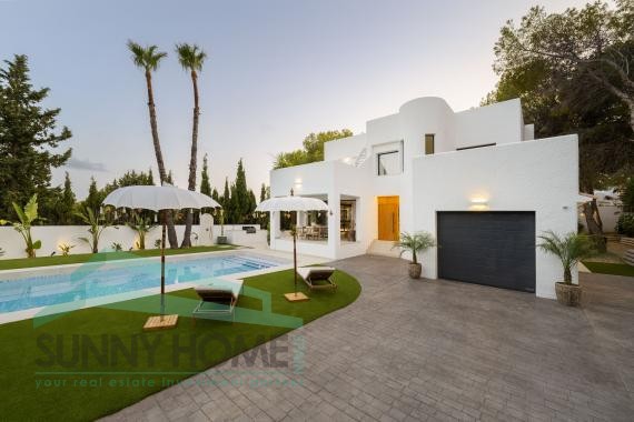 Villa moderna de estilo ibicenco con vistas al mar y acabados elegantes